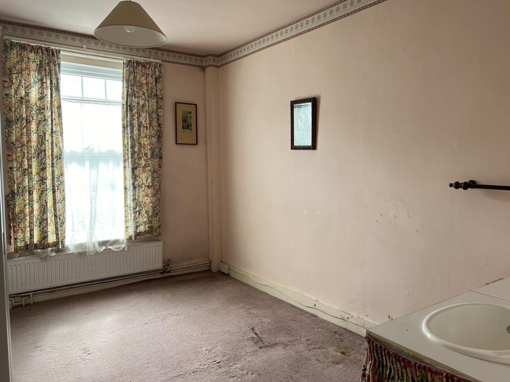 Lot: 19 - SEMI-DETACHED HOUSE WITH STRUCTURAL ISSUES - Bedroom with built in cupboards